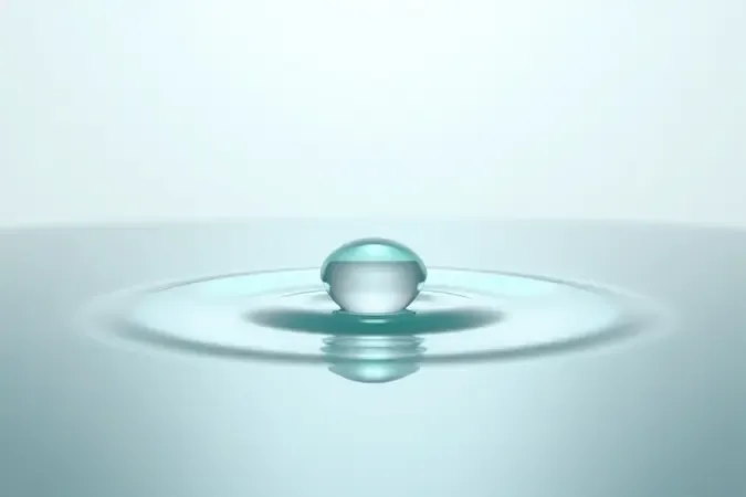 Render 3D conceitual representando certificação de eficiência energética com gota d'água cristalina e iluminação suave.