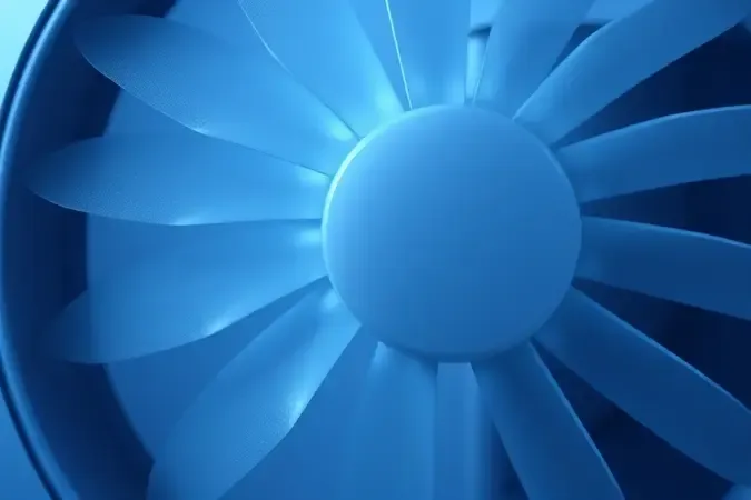 Renderização 3D mostrando fluxo de ar e lâminas aerodinâmicas de ventilador silencioso.